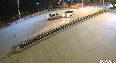 Direğe çarpan motosiklet sürücüsünün kaskı başından fırladı