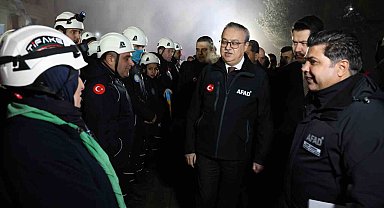 Diyarbakır Valisi, depremde arama-kurtarma çalışmalarına katılan ekiplerle bir araya geldi