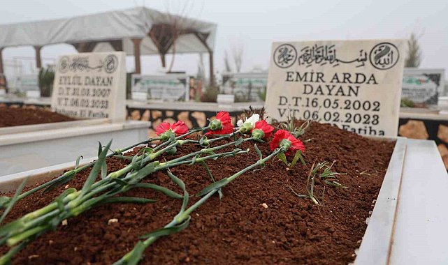Diyarbakır'da depremde hayatını kaybedenlerin mezarlarına karanfil bırakıldı