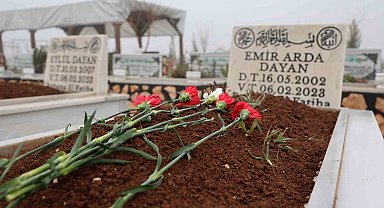 Diyarbakır'da depremde hayatını kaybedenlerin mezarlarına karanfil bırakıldı