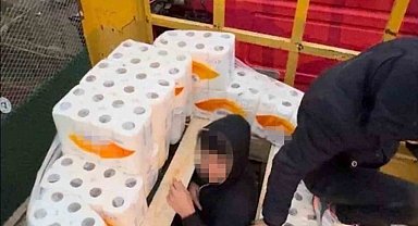 Diyarbakır'da kağıt havluların arasından kaçak göçmen çıktı