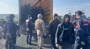 Diyarbakır'da tırda 72 kaçak göçmen yakalandı