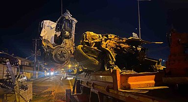 Diyarbakır'daki feci kazada beton direğe çarpan araç hurdaya döndü: 1 ağır yaralı