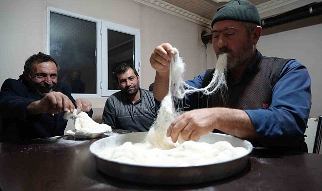 Dondurucu soğukta yapımı saatlerce süren 'tel helvası' dakikalar içinde tüketiliyor