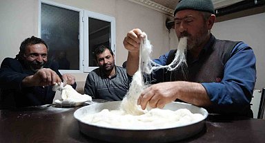 Dondurucu soğukta yapımı saatlerce süren 'tel helvası' dakikalar içinde tüketiliyor