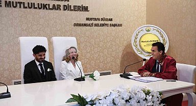 Dünya evine giren çifte Dündar'dan sürpriz