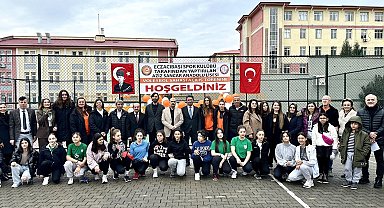 Dünya şampiyonu Eczacıbaşı'ndan depremzede gençlere anlamlı destek