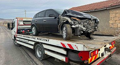 Duvara çarpan otomobilde 2 kişi yaralandı