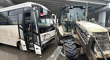 Düzce'de halk otobüsü iş makinesi ile çarpıştı: 8 yaralı