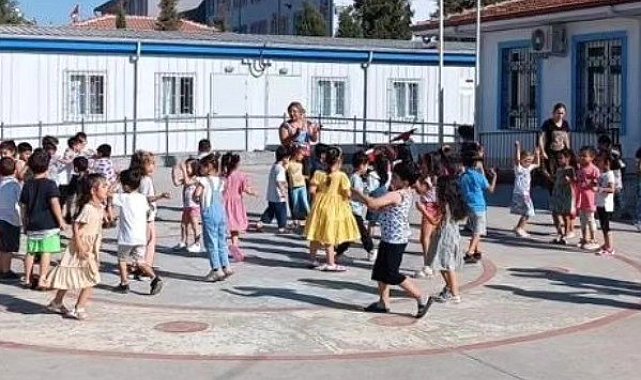 Efeler'de geleneksel oyunlar, okul bahçelerine çizildi