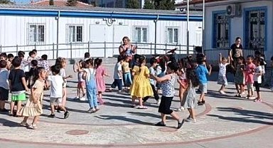Efeler'de geleneksel oyunlar, okul bahçelerine çizildi