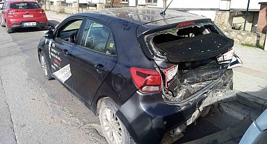 Ehliyet sınavındaki kadının otomobiline kamyonet çarptı: 4 yaralı