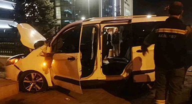 Ehliyetsiz sürücü kontrolden çıkıp üst geçidin ayağına çarptı