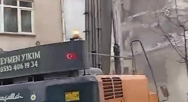 Elazığ'da ağır hasarlı bina tek dokunuşla yıkıldı