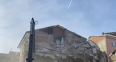 Elazığ'da ağır hasarlı binaların yıkımı sürüyor