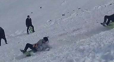 Elazığ'da kayak sezonu açıldı, vatandaşların kızakla kayma anları gülümsetti