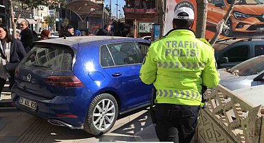 Elazığ'da otomobil duvara çarptı: 2 yaralı