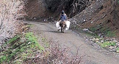 Elazığ'da selde çöken yolu kullanamayan köylüler hayvanlarına eşekler ile yem taşıyor