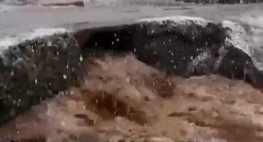 Elazığ'da yağış sonrası dereler taştı, sel nedeniyle yol çöktü
