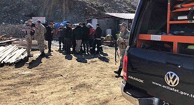 Elazığ'ın Alacakaya ilçesinde bir maden ocağında göçük meydana geldi. İlk belirlemelere göre 3 kişi toprak altında kalırken, bölgeye AFAD, UMKE, 112 Acil Sağlık ve güvenlik güçleri sevk edildi.