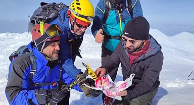 Elazığ'ın zirvesinde doğum günü kutladılar