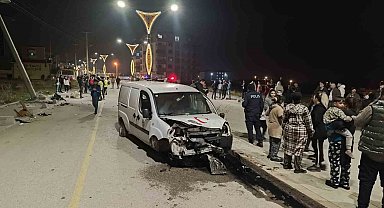 Elektrik direğine çarpan hafif ticari araçtaki 4 kişi yaralandı
