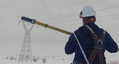 Elektrik onarım ve bakım ekiplerinin karda zorlu mesaisi