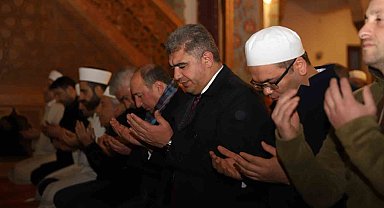 Eller depremde hayatını kaybedenler için semaya kalktı