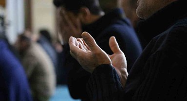 Eller semaya depremde hayatını kaybedenler için açıldı