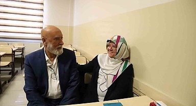 Emekli çiftin İngilizce tutkusu "öğrenmenin yaşı yok' dedirtiyor