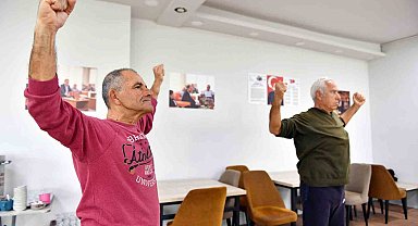 Emekli evi üyeleri sabah sporunda bir araya geliyor