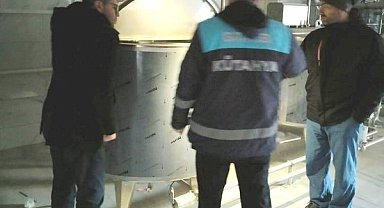Emet'te süt ürünleri işleme tesisinde inceleme