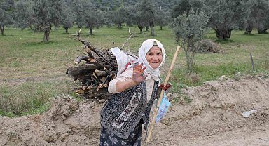 Emine Teyze, sırtında yük değil sevgisini taşıyor