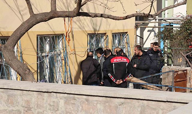 Emniyet amirinin yaklaşımı, eşini rehin alan şahsı böyle ikna etti: "Ben sana kurban olurum"