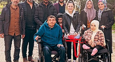 Engelli çift aşklarının önündeki son engeli de aştı