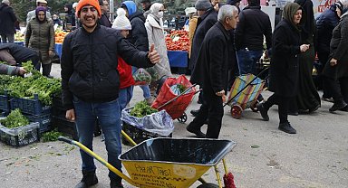 Engelli genç 9 yıldır geçimini pazar alışveriş torbalarını taşıyarak sağlıyor