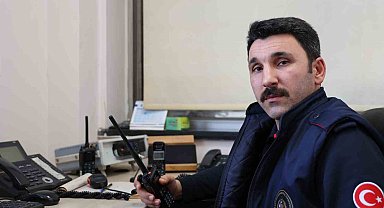 Enkazdaki oğlunun yanına gitmeyip bin 50 depremzedenin kurtarılmasını sağladı