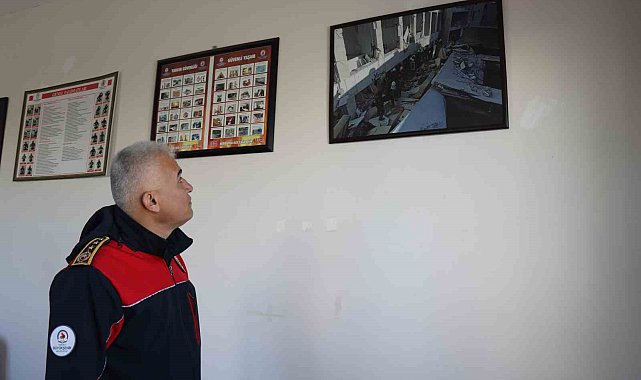 Enkazdan çıkardığı çocuğu yaşatamayan itfaiyeci: "Personelim görmesin diye enkazın içinde ağladım"
