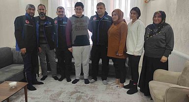 Enkazdan kendisini kurtaran ekibi görünce gözyaşlarına hakim olamadı