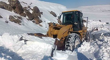Erciş'te tipiden kapanan yollar açılıyor