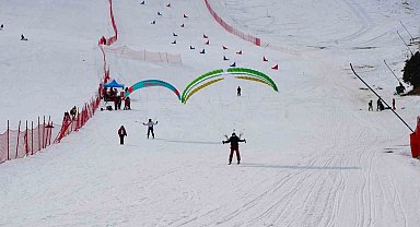Ergan Dağı'nda yamaç paraşütlü kayak keyfi