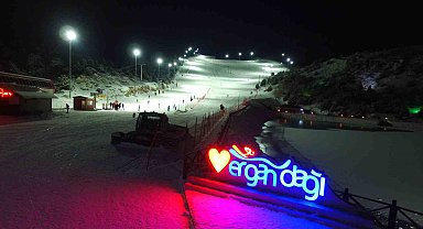 Ergan Kayak Merkezi'nde gece kayak keyfi