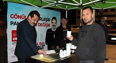 Ertemur sabah ayazında yola çıkan işçilere çorba ikram etti
