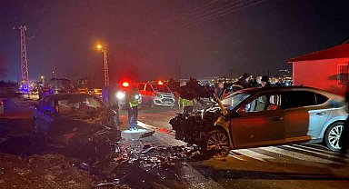 Erzincan'da iki otomobil çarpıştı: 1'i ağır 3 yaralı