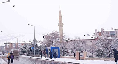 Erzurum güne karla uyandı