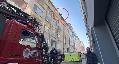 Eşiyle boşanma aşamasında olan şahıs çatıya çıktı, 4 saatte ikna edildi