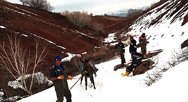 ESKİ ekipleri karlı dağları aşıyor