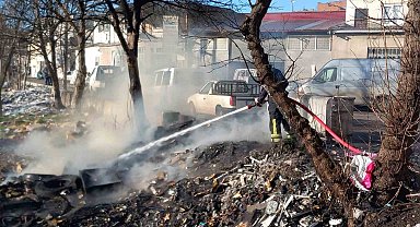 Eski lise bahçesinde hurda atıklar alev alev yandı