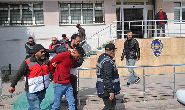 Evinde satırla öldürülen adamı damadı öldürmüş