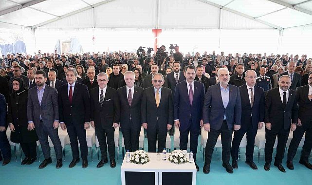 Eyüpsultan'da konuşan Kurum, "Depreme dayanıksız binaları yıkarak çocuklarımız için güzel bir gelecek hazırlıyoruz"